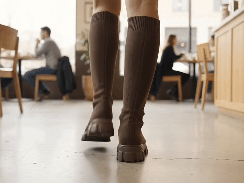 Les bottes Calinia marron portées au café
